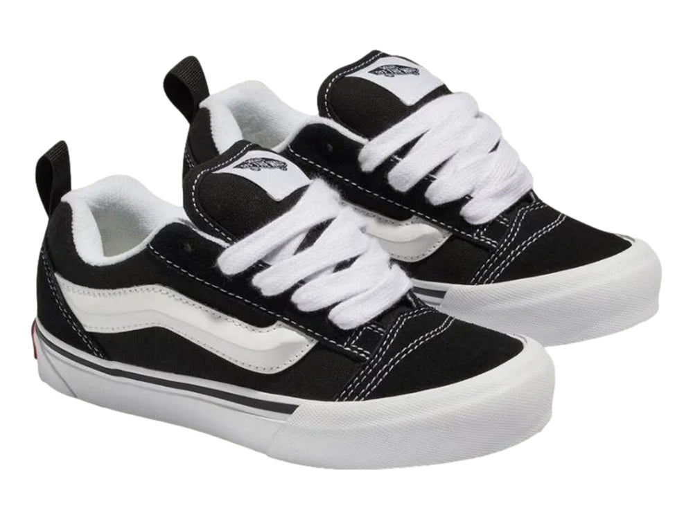 Tenis Vans Knu Skool color negro con suela y detalles en blanco, estilo urbano y robusto.