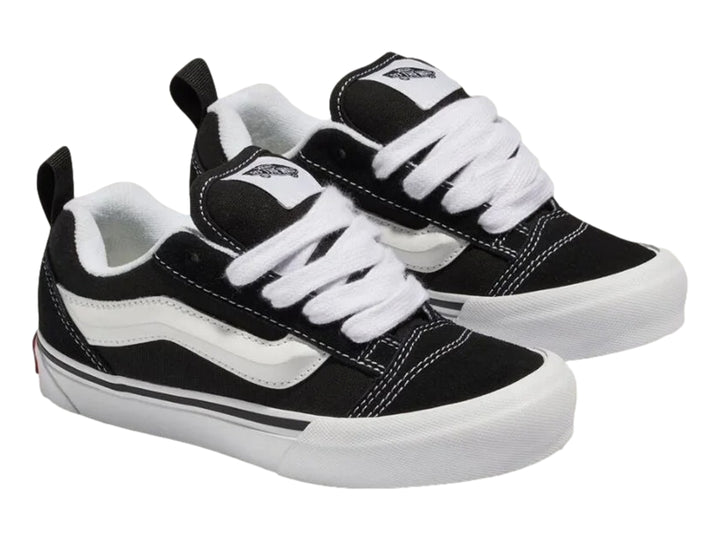 Tenis Vans Knu Skool color negro con suela y detalles en blanco, estilo urbano y robusto.
