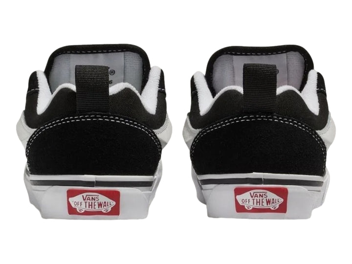 Tenis Vans Knu Skool color negro con suela y detalles en blanco, estilo urbano y robusto.