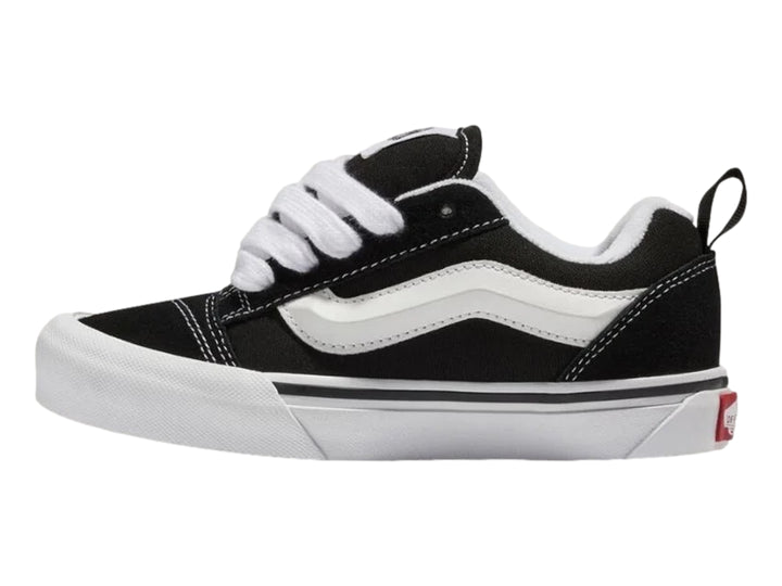 Tenis Vans Knu Skool color negro con suela y detalles en blanco, estilo urbano y robusto.