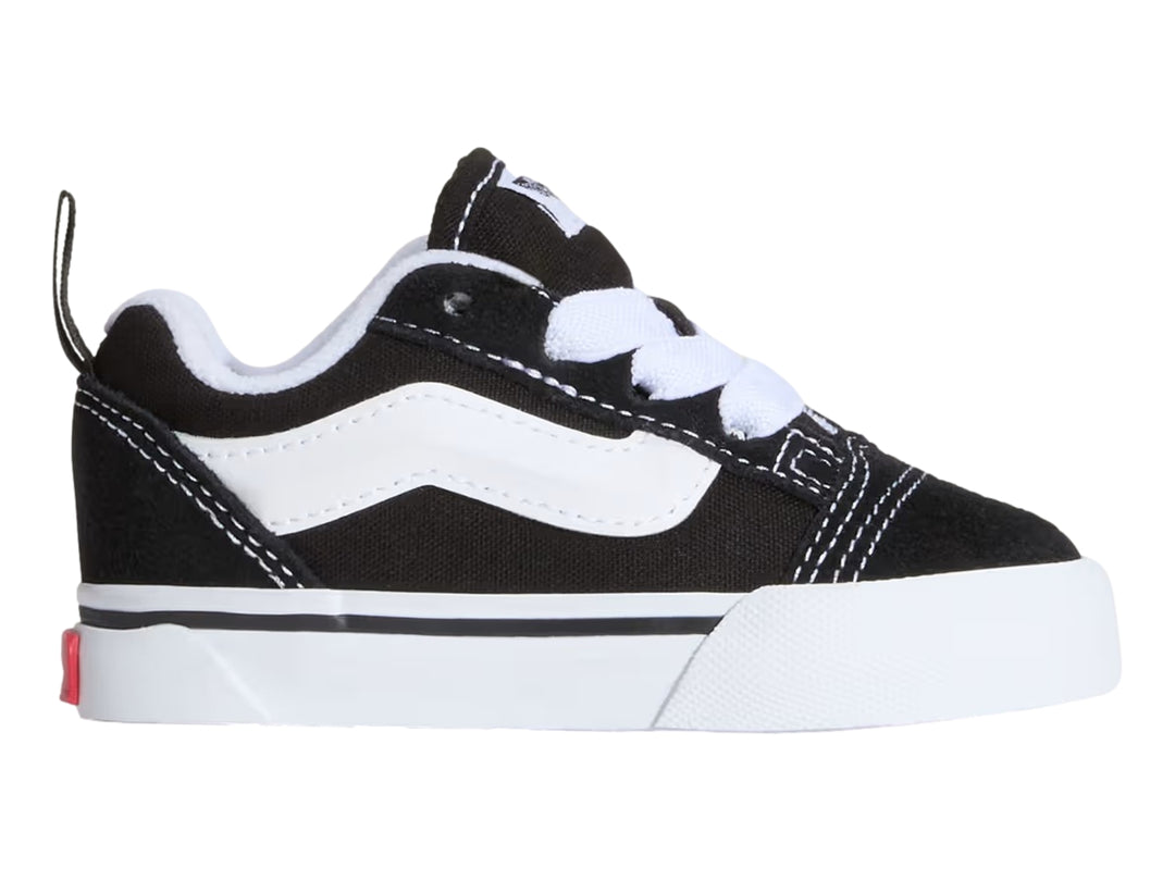 Tenis Vans Knu Skool negros con franja lateral y suela blanca para Niño.