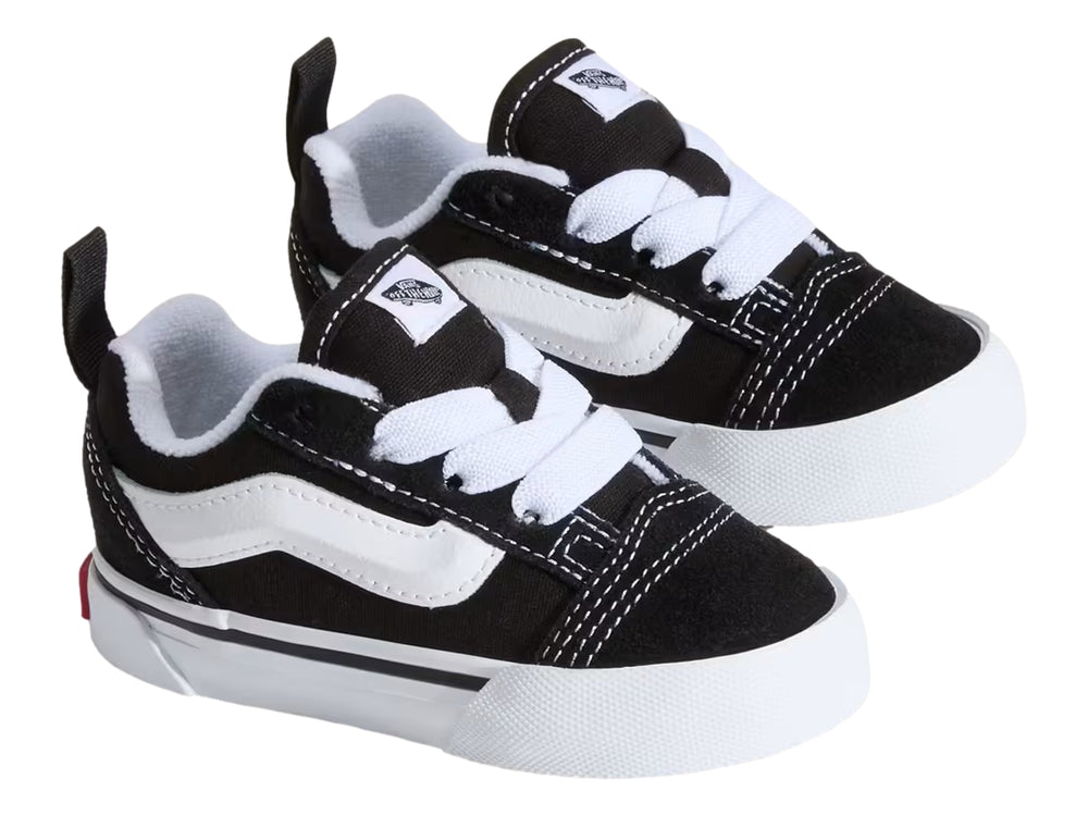 Tenis Vans Knu Skool negros con franja lateral y suela blanca para Niño.