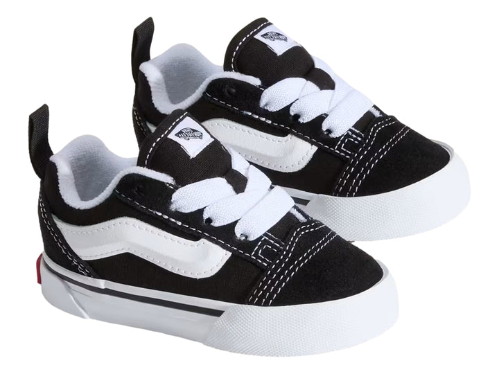 Tenis Vans Knu Skool negros con franja lateral y suela blanca para Niño.