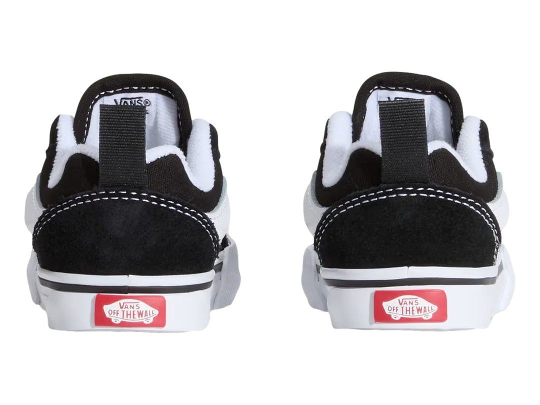 Tenis Vans Knu Skool negros con franja lateral y suela blanca para Niño.