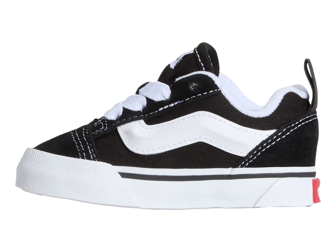 Tenis Vans Knu Skool negros con franja lateral y suela blanca para Niño.