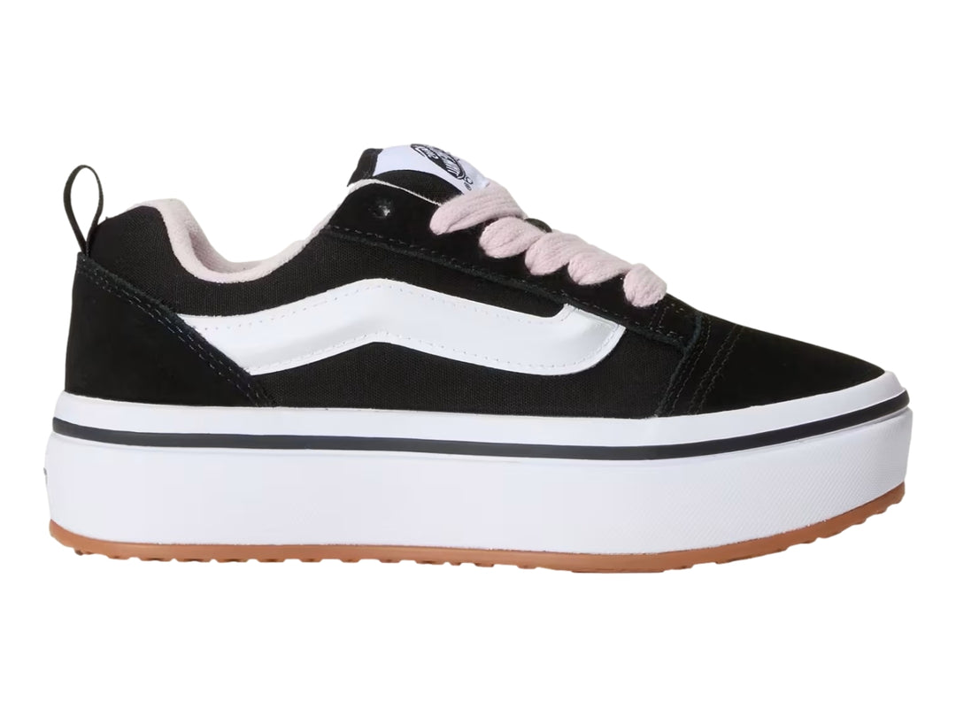 Tenis Vans negros con suela de plataforma blanca y agujetas rosas para junior.