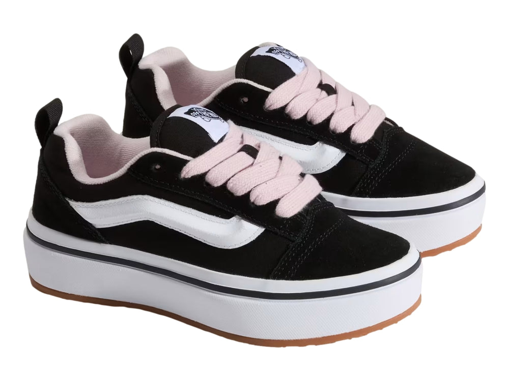 Tenis Vans negros con suela de plataforma blanca y agujetas rosas para junior.