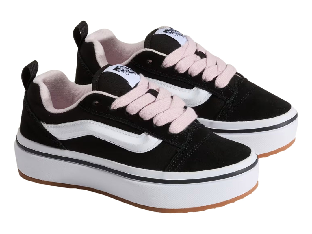 Tenis Vans negros con suela de plataforma blanca y agujetas rosas para junior.