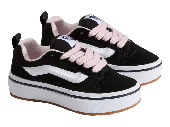 Tenis Vans negros con suela de plataforma blanca y agujetas rosas para junior.