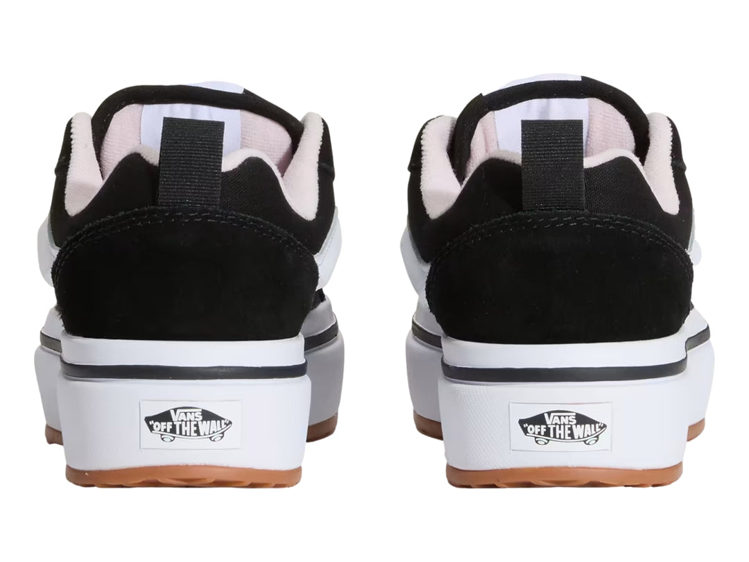 Tenis Vans negros con suela de plataforma blanca y agujetas rosas para junior.