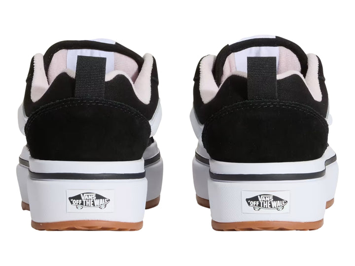 Tenis Vans negros con suela de plataforma blanca y agujetas rosas para junior.