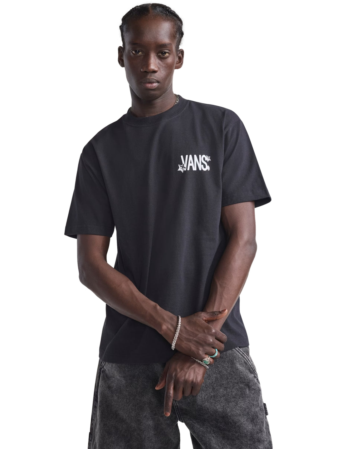 Hombre vistiendo una playera negra de manga corta con el logotipo de Vans en el pecho.