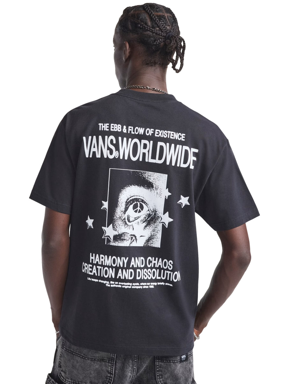 Hombre vistiendo una playera negra de manga corta con el logotipo de Vans en el pecho.
