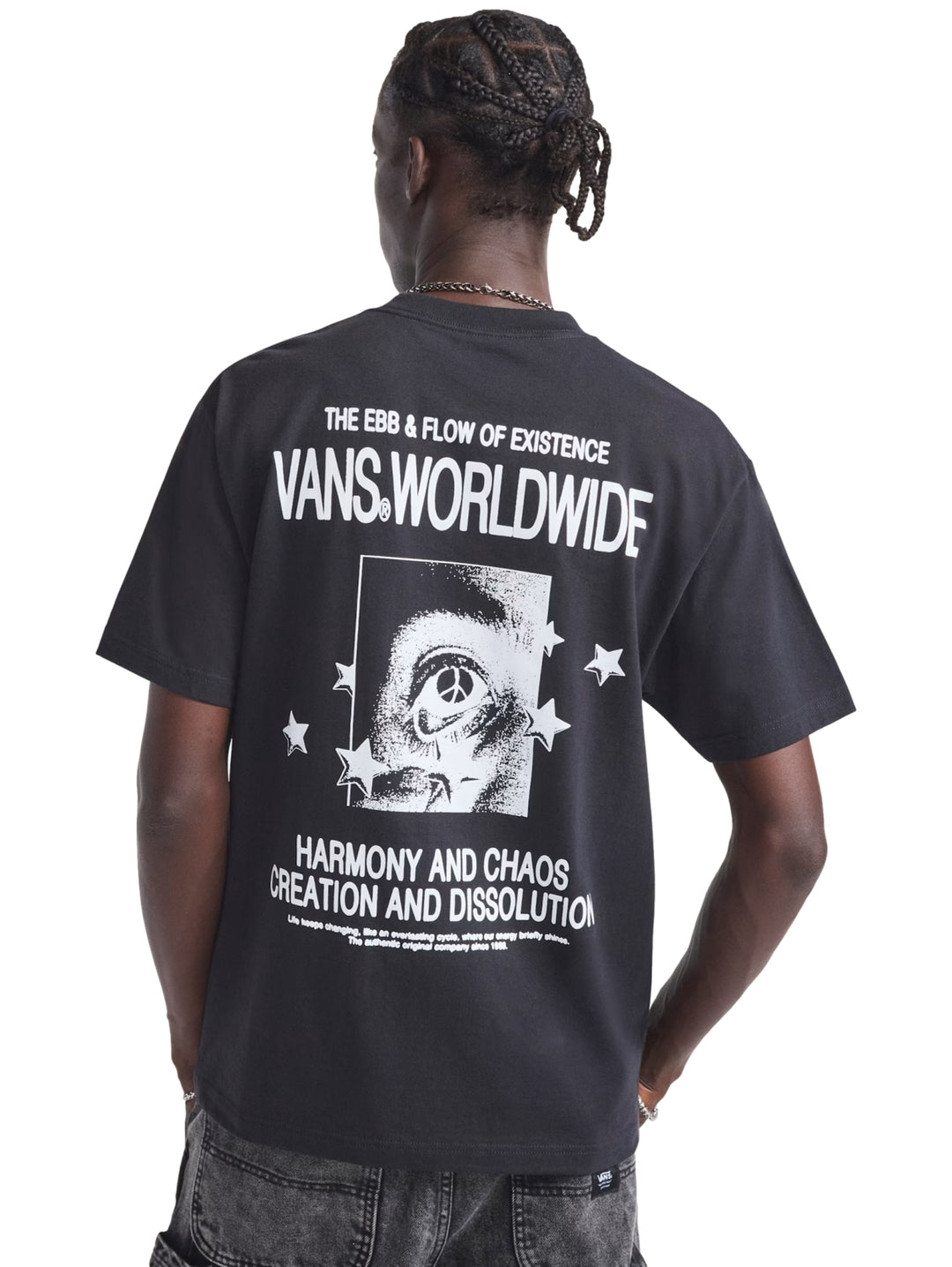 Hombre vistiendo una playera negra de manga corta con el logotipo de Vans en el pecho.