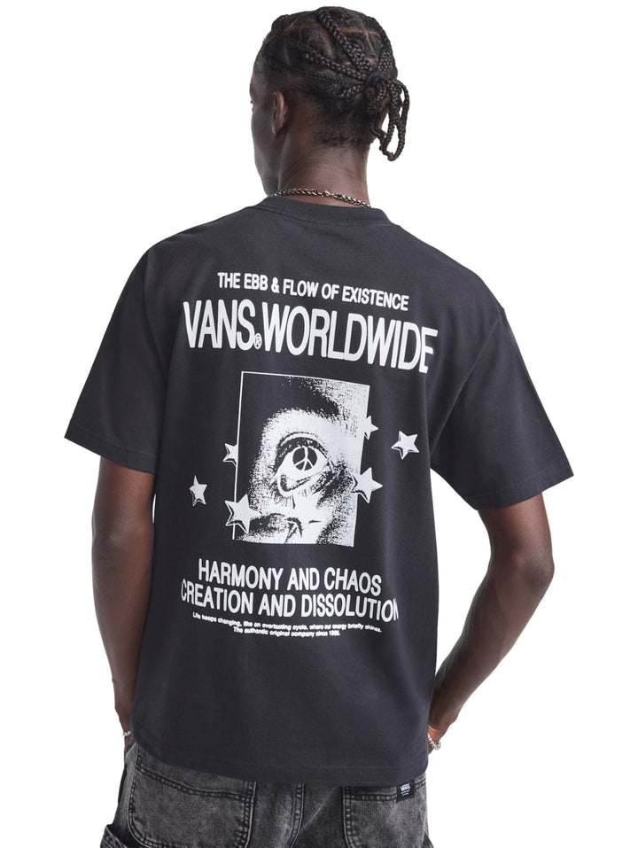 Hombre vistiendo una playera negra de manga corta con el logotipo de Vans en el pecho.