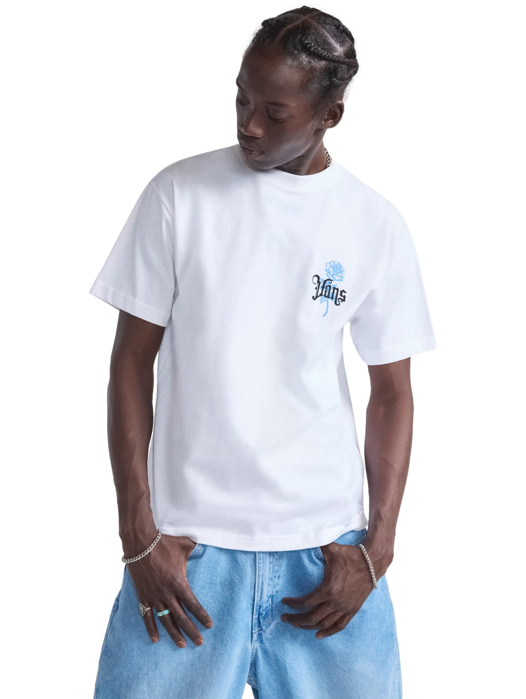 Hombre vistiendo una playera blanca de manga corta marca Vans con un logotipo azul en el pecho.