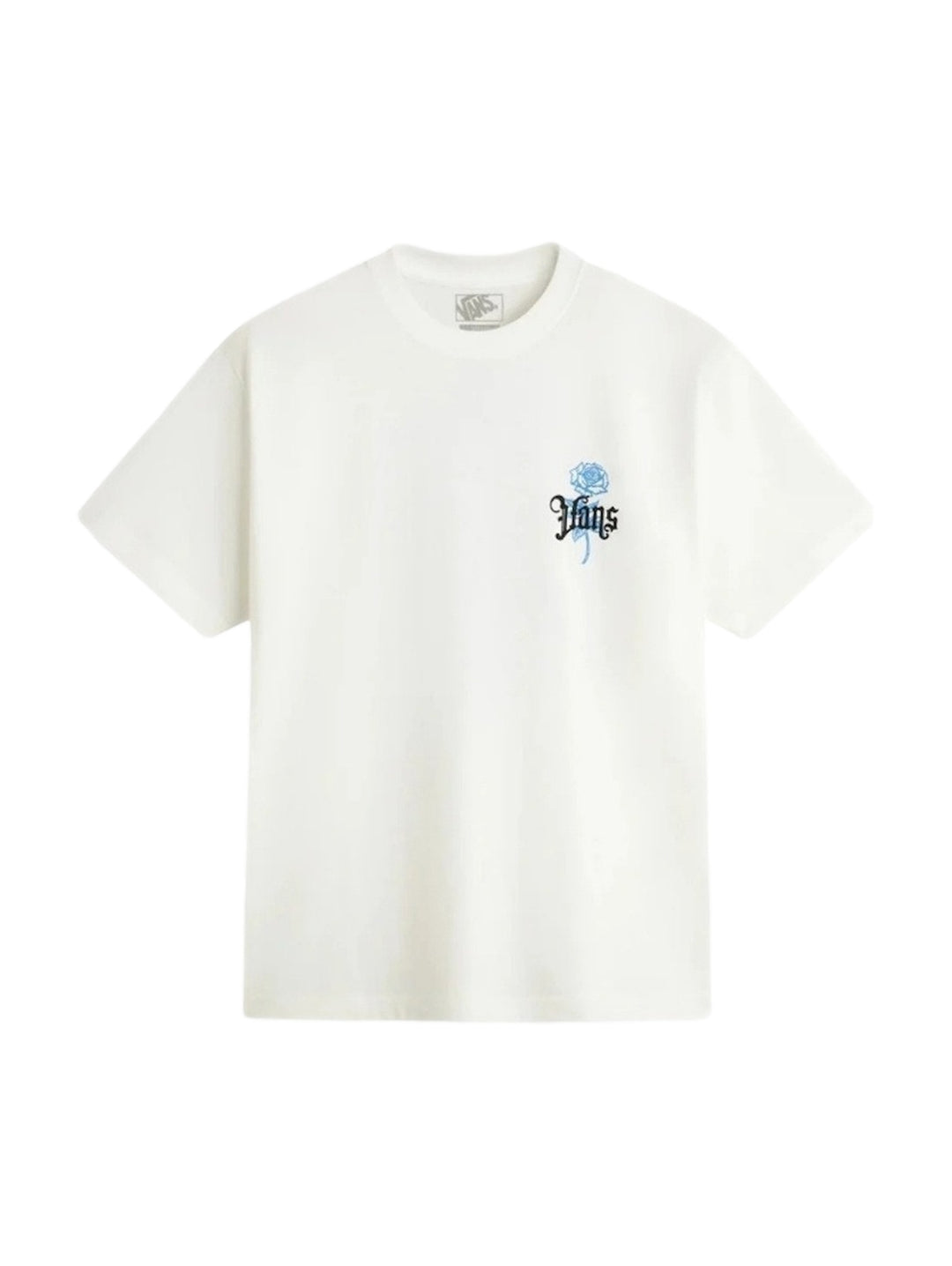 Hombre vistiendo una playera blanca de manga corta marca Vans con un logotipo azul en el pecho.