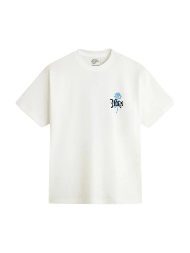 Hombre vistiendo una playera blanca de manga corta marca Vans con un logotipo azul en el pecho.