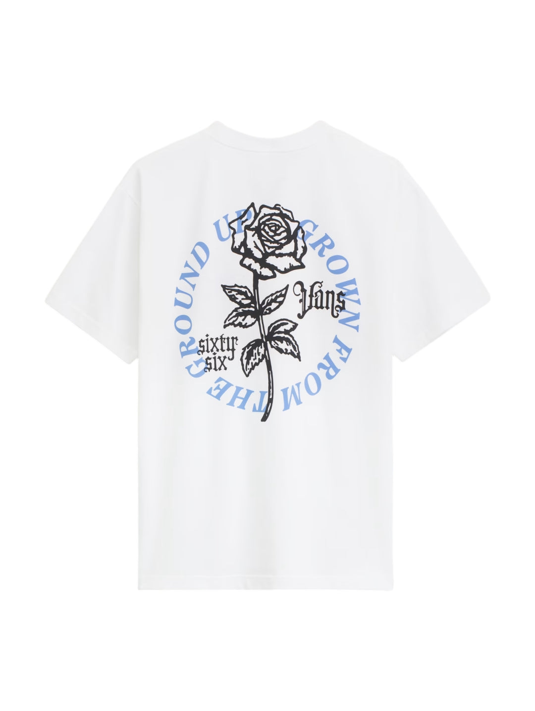 Hombre vistiendo una playera blanca de manga corta marca Vans con un logotipo azul en el pecho.
