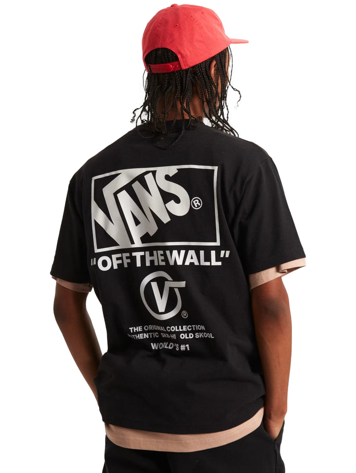 Playera negra de manga corta Vans con diseño de capas en color beige en mangas y dobladillo.