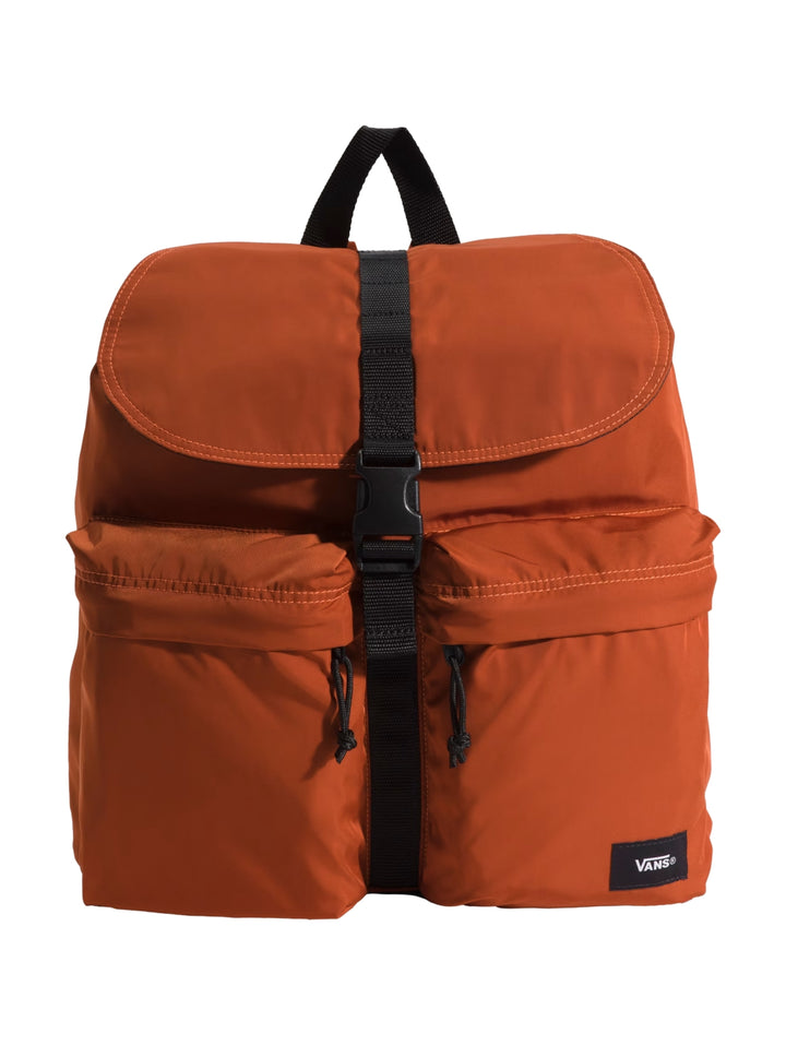Mochila Vans Scatter en color naranja quemado con correas y hebilla frontales en color negro.