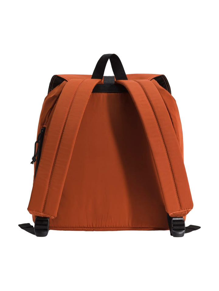 Mochila Vans Scatter en color naranja quemado con correas y hebilla frontales en color negro.