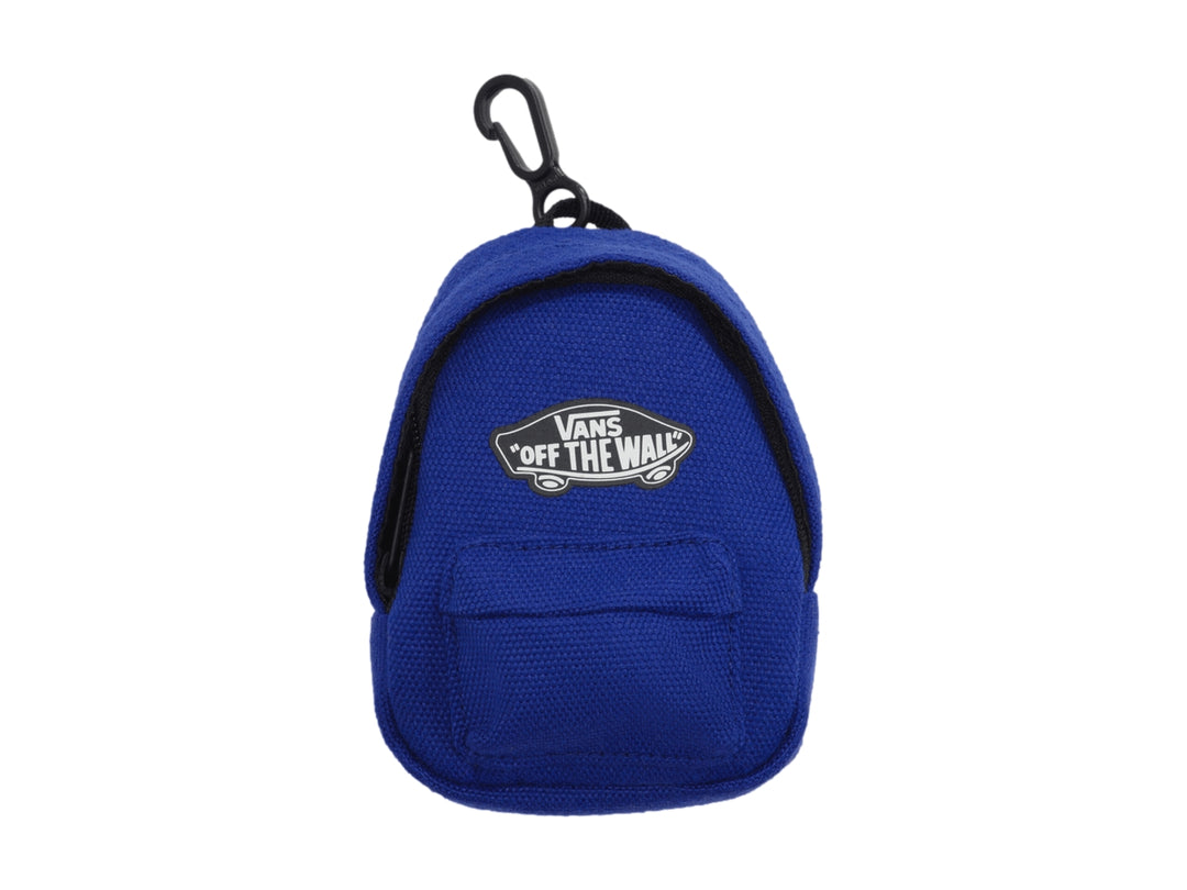 Llavero azul en forma de mini mochila Vans con mosquetón negro.