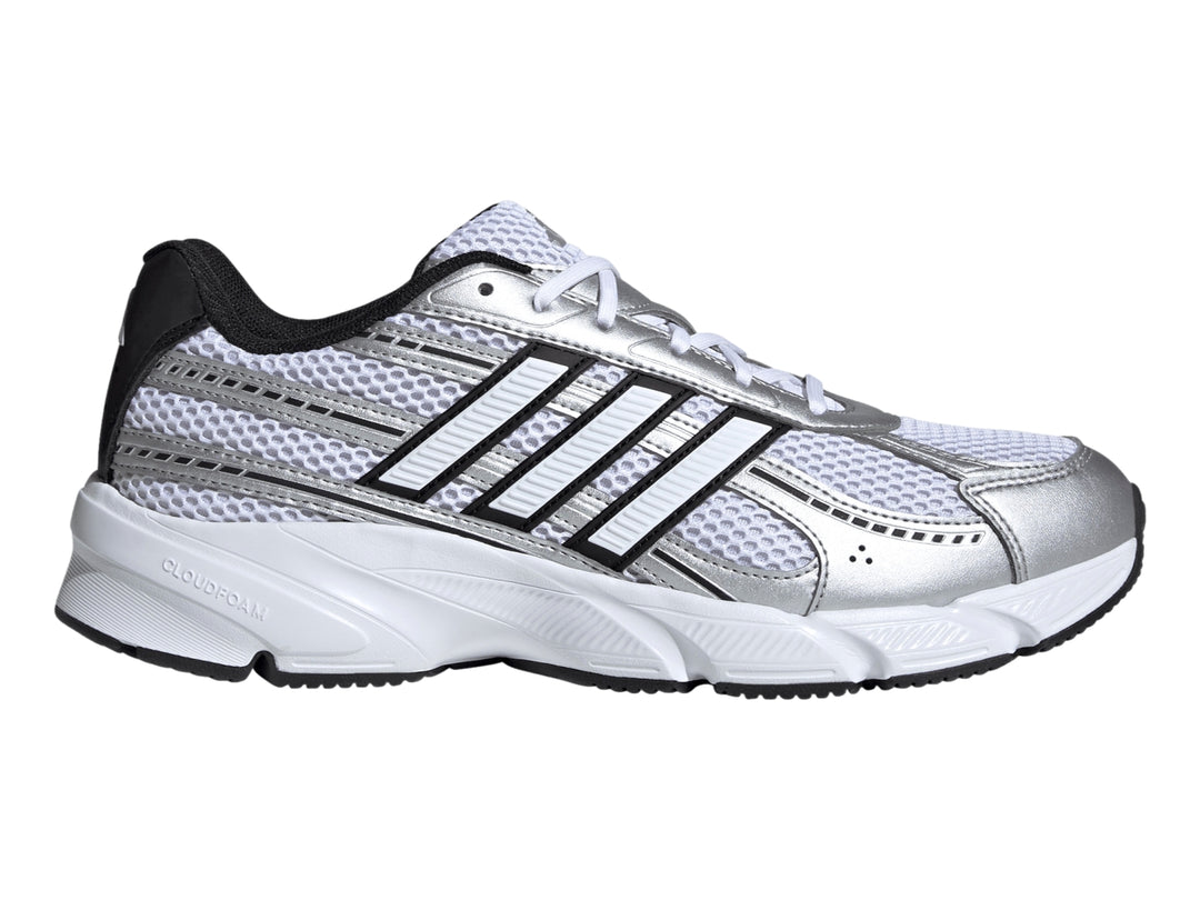 Tenis Adidas Technocaos 2000 color blanco y plata con franjas negras y suela blanca.
