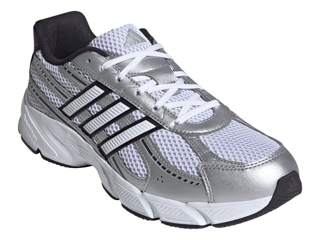 Tenis Adidas Technocaos 2000 color blanco y plata con franjas negras y suela blanca.