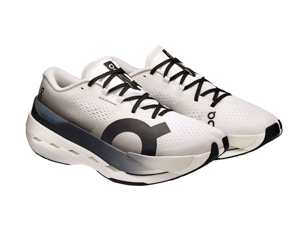 Tenis deportivos On Cloud Cloudboom Max en color blanco con detalles en negro y suela amortiguada.