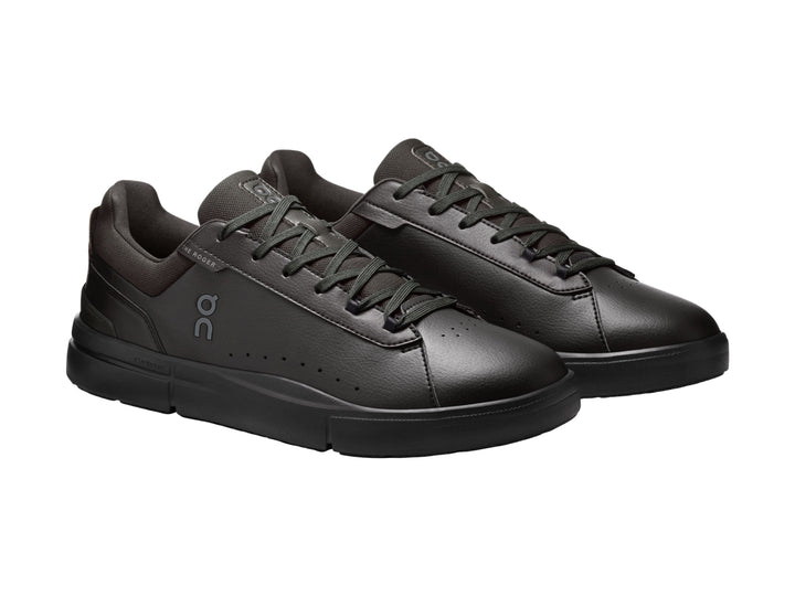 Tenis On Cloud The Roger Advantage color negro para hombre con diseño minimalista.