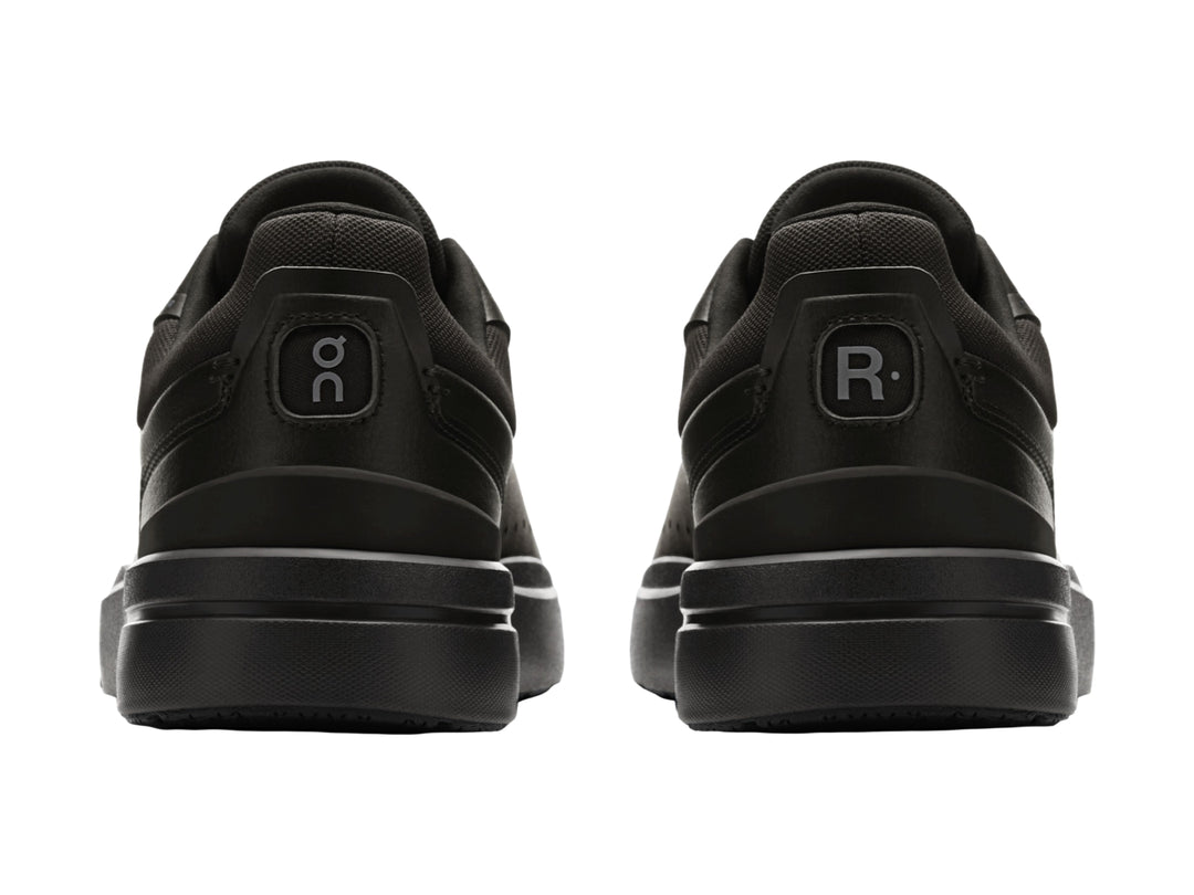 Tenis On Cloud The Roger Advantage color negro para hombre con diseño minimalista.
