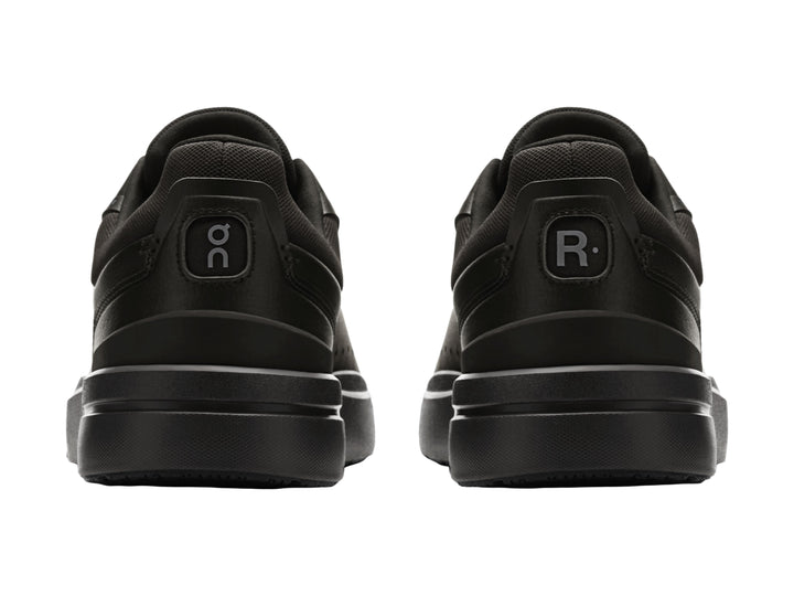 Tenis On Cloud The Roger Advantage color negro para hombre con diseño minimalista.