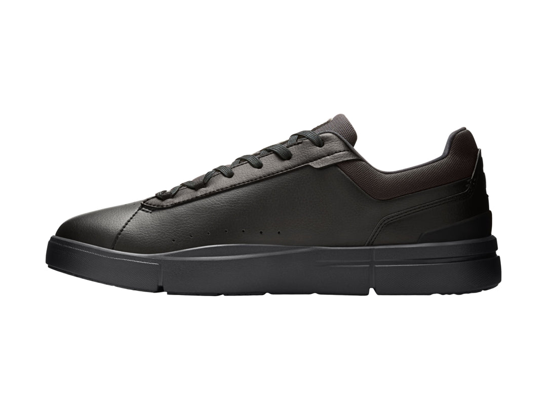 Tenis On Cloud The Roger Advantage color negro para hombre con diseño minimalista.