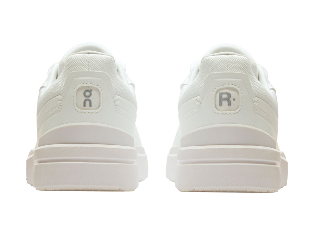 Tenis On Cloud The Roger Advantage color blanco para hombre, diseño minimalista y moderno.