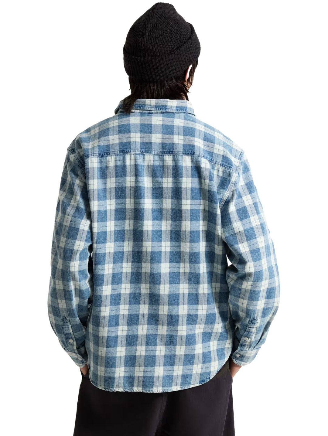 Hombre vistiendo una camisa VANS de manga larga con estampado de cuadros en color azul y blanco.