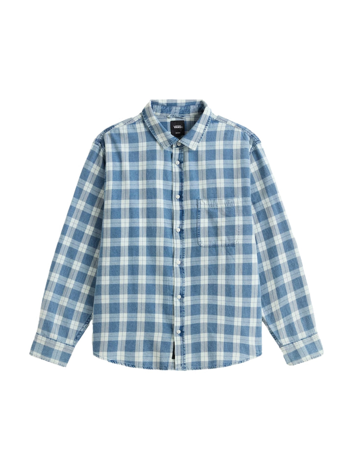 Hombre vistiendo una camisa VANS de manga larga con estampado de cuadros en color azul y blanco.