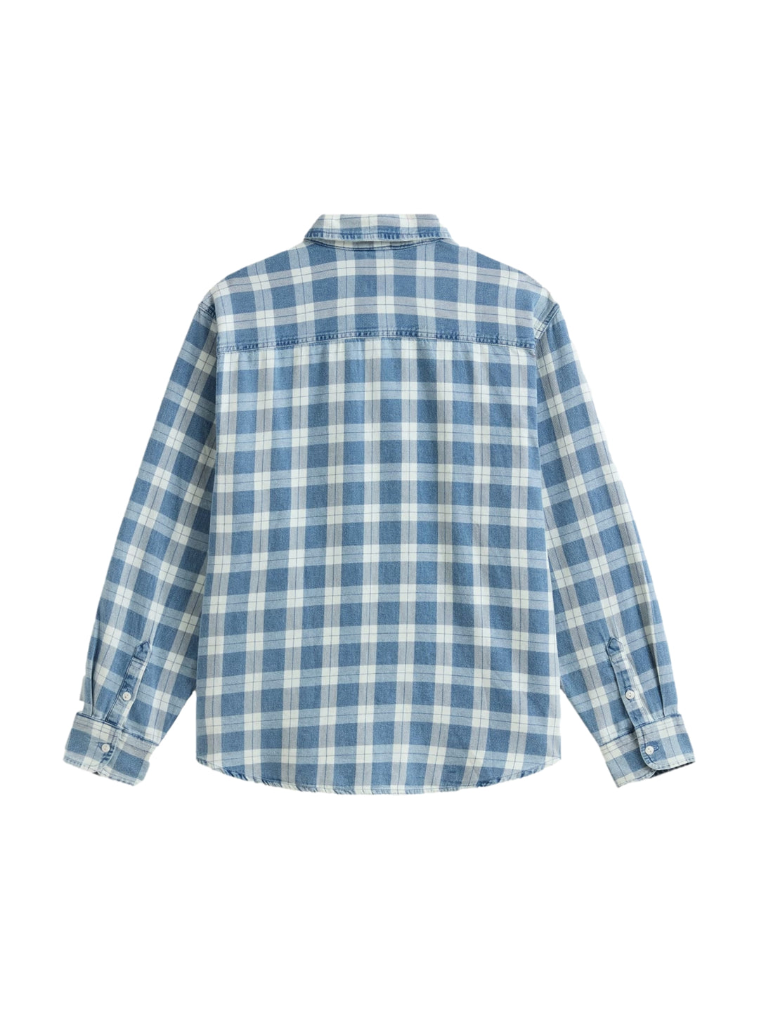 Hombre vistiendo una camisa VANS de manga larga con estampado de cuadros en color azul y blanco.