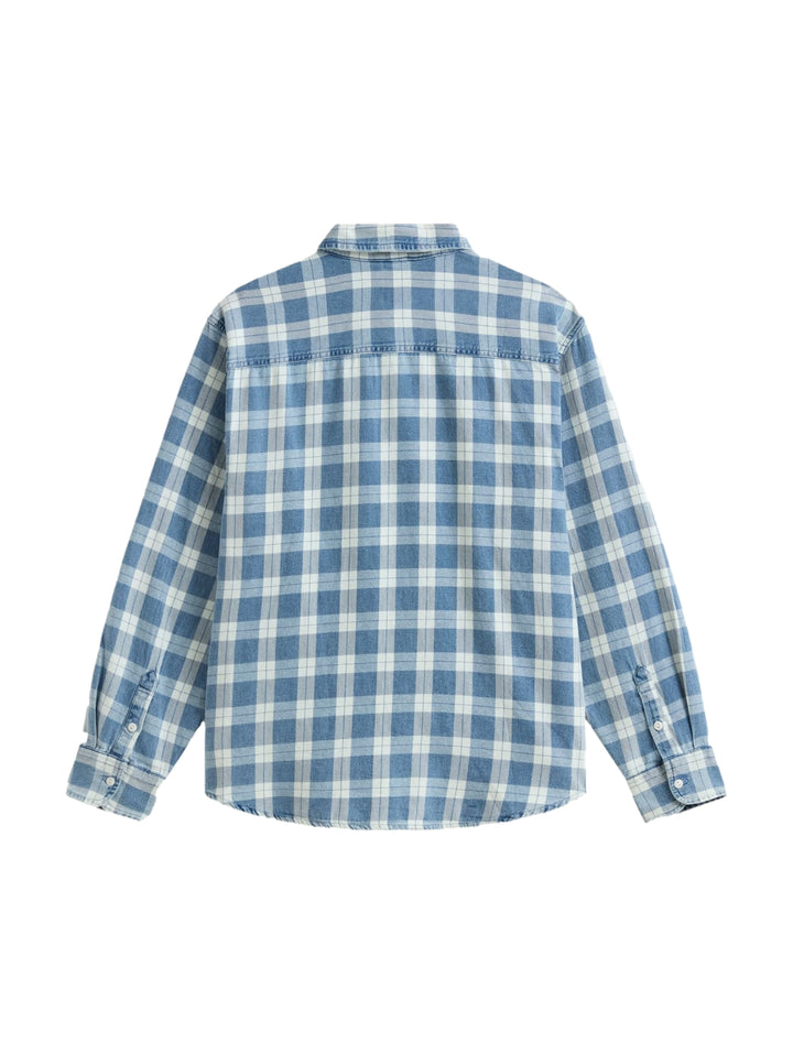 Hombre vistiendo una camisa VANS de manga larga con estampado de cuadros en color azul y blanco.