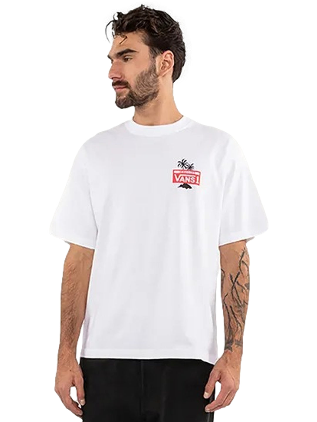 Hombre vistiendo playera blanca de manga corta marca Vans con logo pequeño en el pecho.