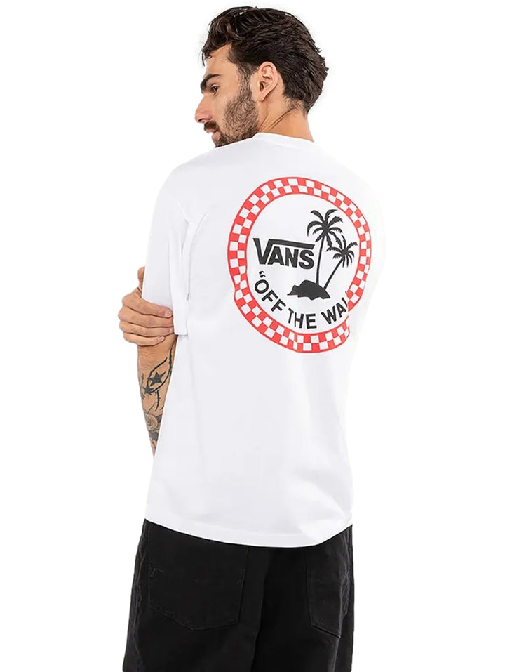Hombre vistiendo playera blanca de manga corta marca Vans con logo pequeño en el pecho.