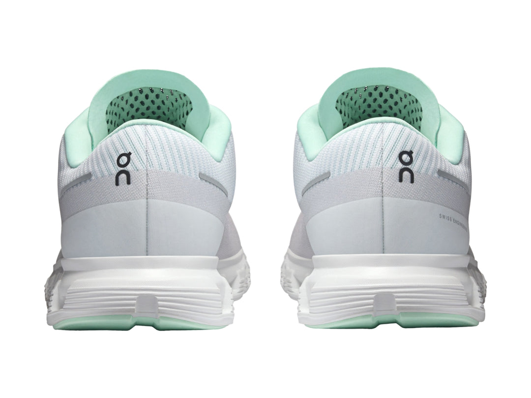 Tenis deportivos On Cloud 6 Push color blanco y azul claro con suela blanca y detalles negros.