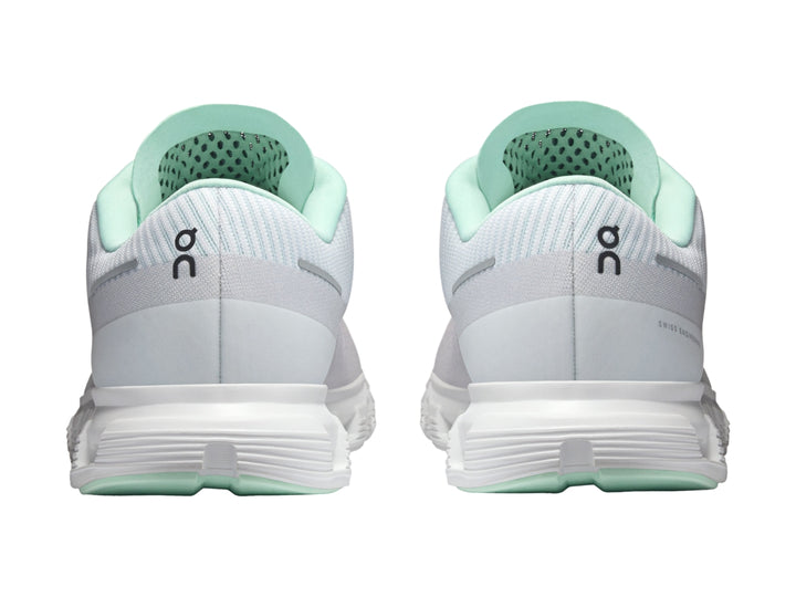 Tenis deportivos On Cloud 6 Push color blanco y azul claro con suela blanca y detalles negros.