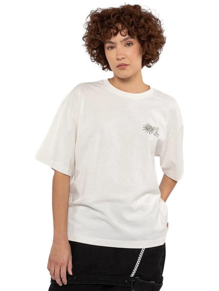 Playera Vans color blanco hueso de manga corta y cuello redondo con un pequeño gráfico en el pecho.