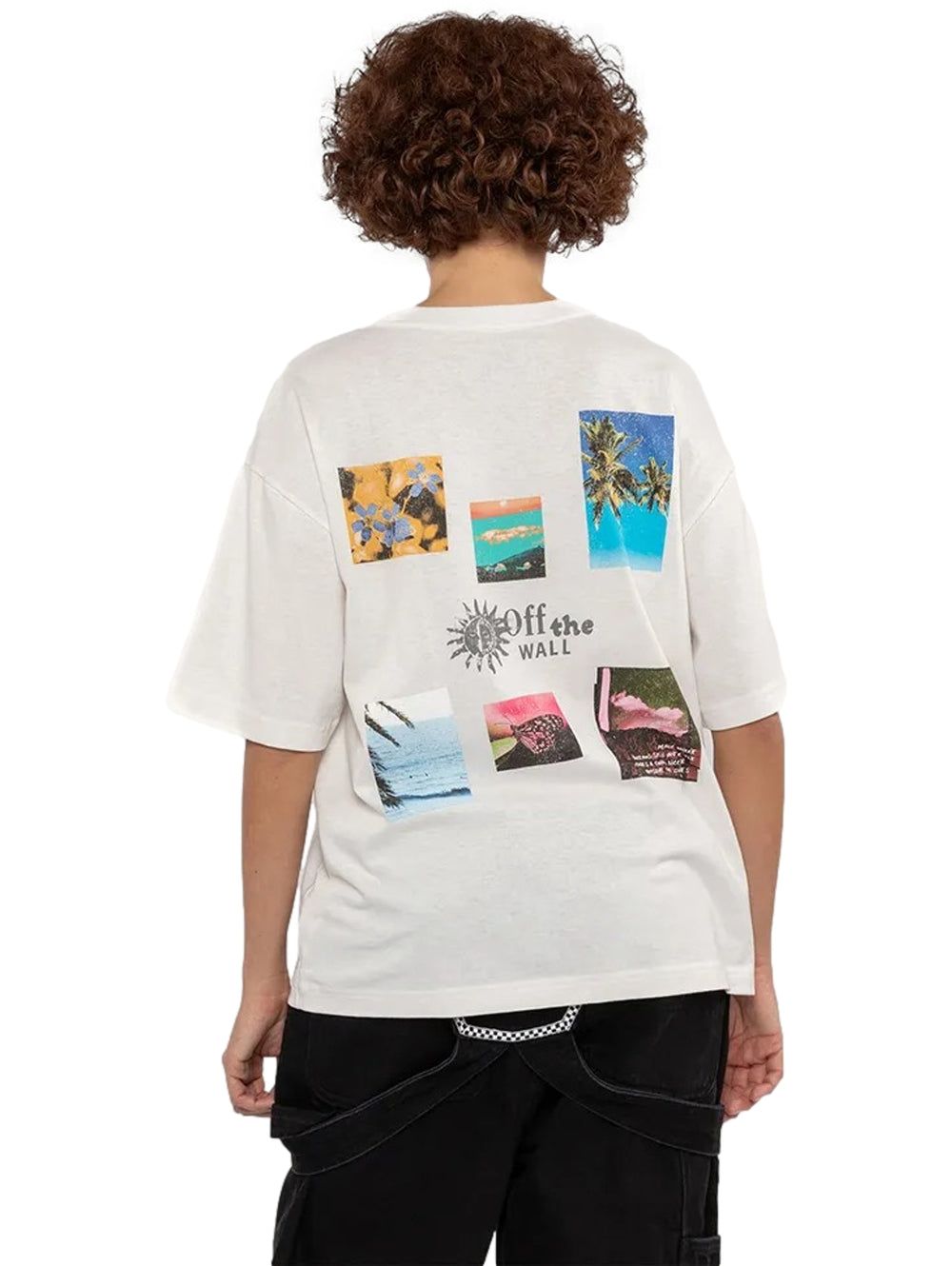 Playera Vans color blanco hueso de manga corta y cuello redondo con un pequeño gráfico en el pecho.
