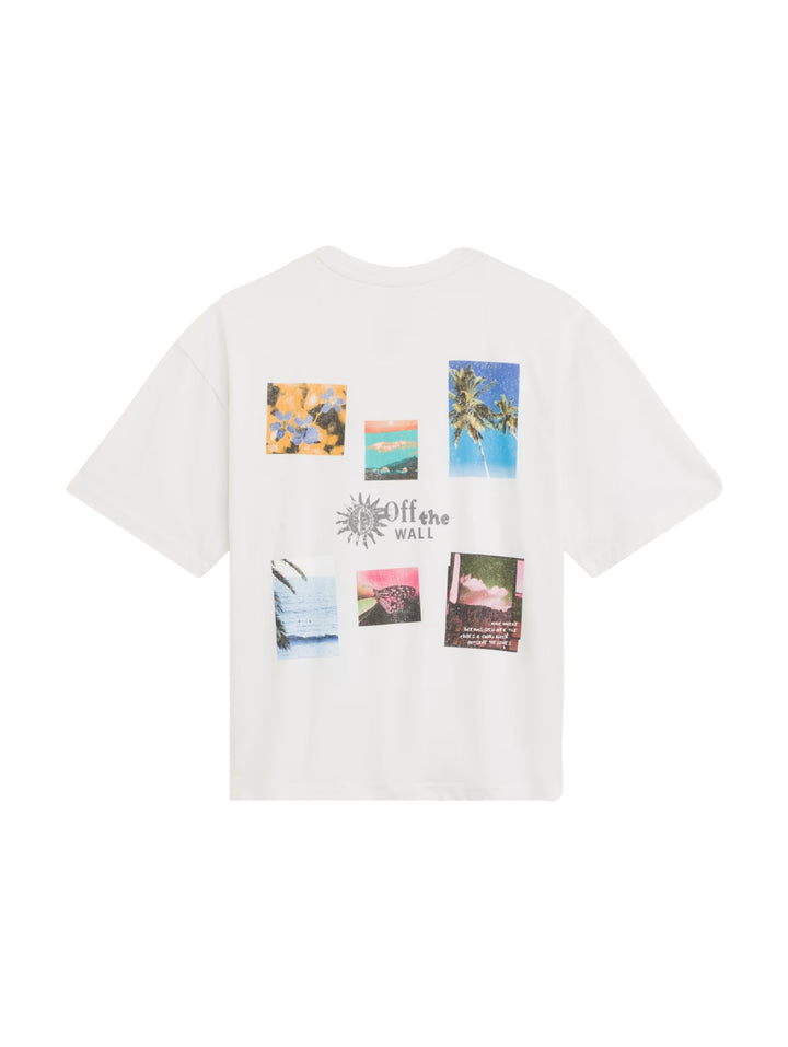 Playera Vans color blanco hueso de manga corta y cuello redondo con un pequeño gráfico en el pecho.