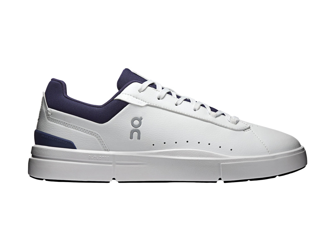 Tenis On Cloud The Roger Advantage blancos con detalles en azul marino en el talón y cuello.