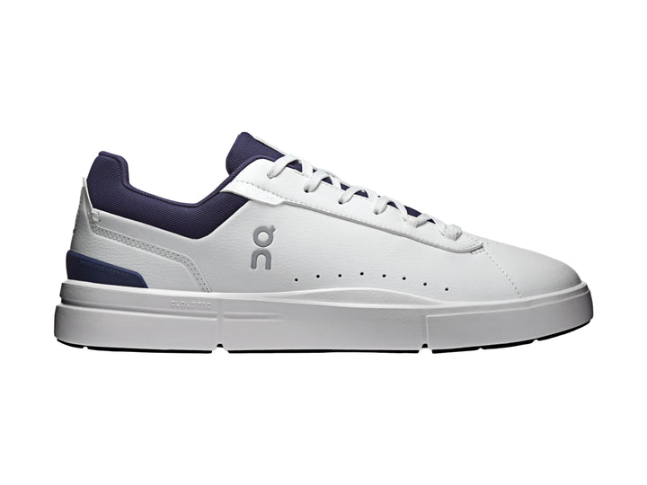 Tenis On Cloud The Roger Advantage blancos con detalles en azul marino en el talón y cuello.
