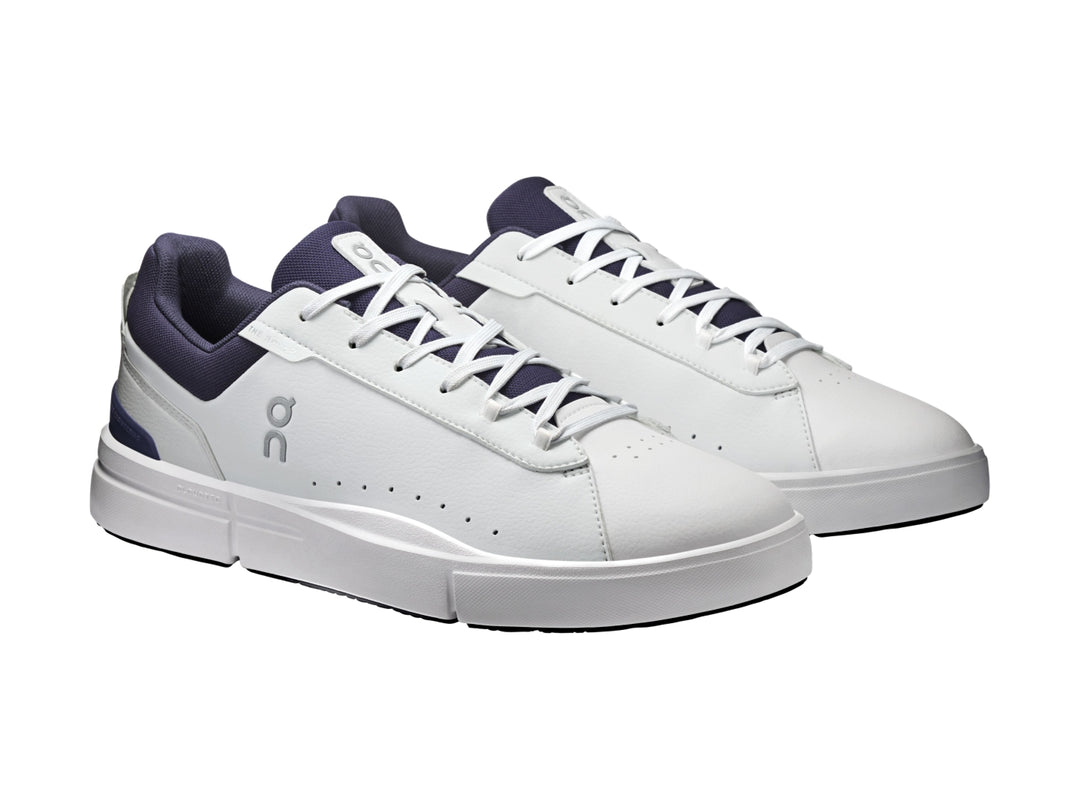 Tenis On Cloud The Roger Advantage blancos con detalles en azul marino en el talón y cuello.