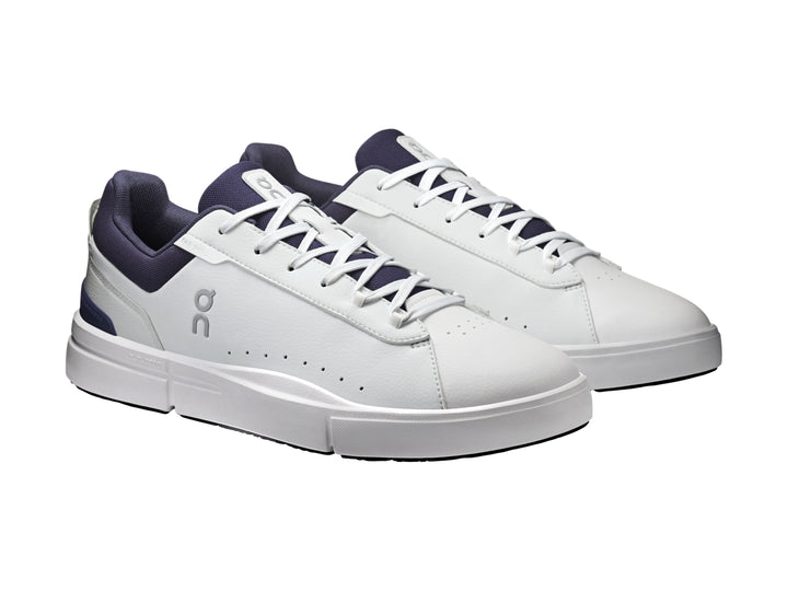Tenis On Cloud The Roger Advantage blancos con detalles en azul marino en el talón y cuello.